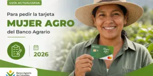 Mulher segura cartão Mujer Agro Banco Agrario 2026 em campo agrícola