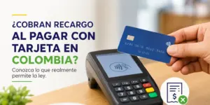 Pagamento contactless com cartão azul em terminal, café casual