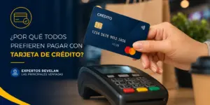 Mão segurando cartão de crédito sobre terminal de pagamento