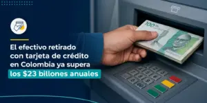 Pessoa sacando 100 mil pesos colombianos em caixa automático