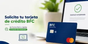 Cartão de crédito BFC azul com laptop confirmando solicitação