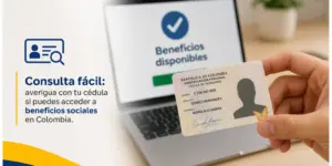 Pessoa segura cédula colombiana com tela de benefícios ao fundo