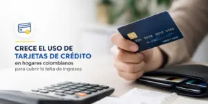 Cartão de crédito azul com calculadora e recibos sobre mesa