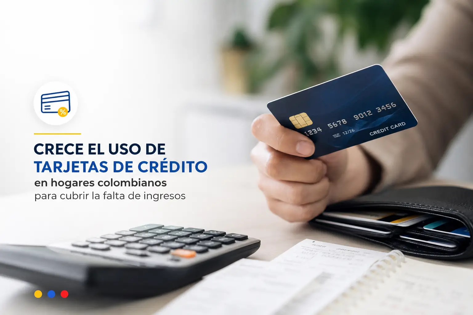 Cartão de crédito azul com calculadora e recibos sobre mesa